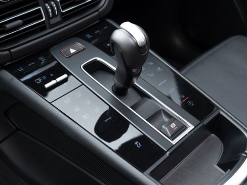 Certified 2025 Porsche Macan AWD/4WD image 29