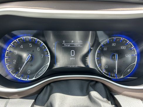Used 2017 Chrysler Pacifica Touring FWD image 5