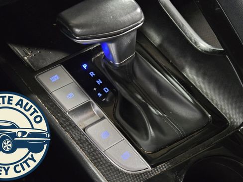 Used 2023 Hyundai Elantra Limited w/ Preferred Accessory Package image 17