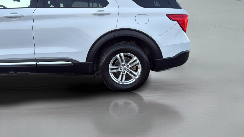Used 2020 Ford Explorer XLT w/ Equipment Group 202A AWD/4WD image 12