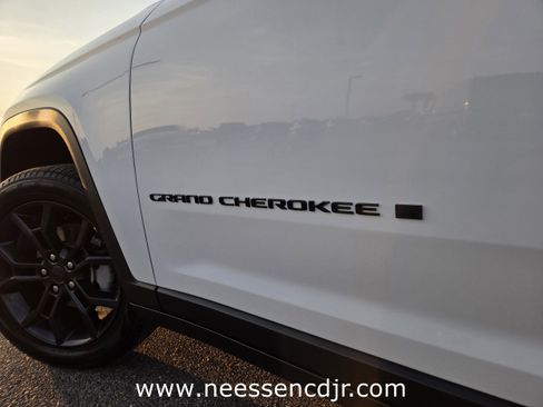 New 2025 Jeep Grand Cherokee Limited image 11