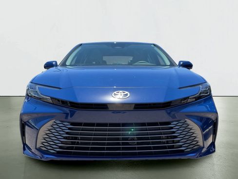 Used 2025 Toyota Camry XLE FWD image 4