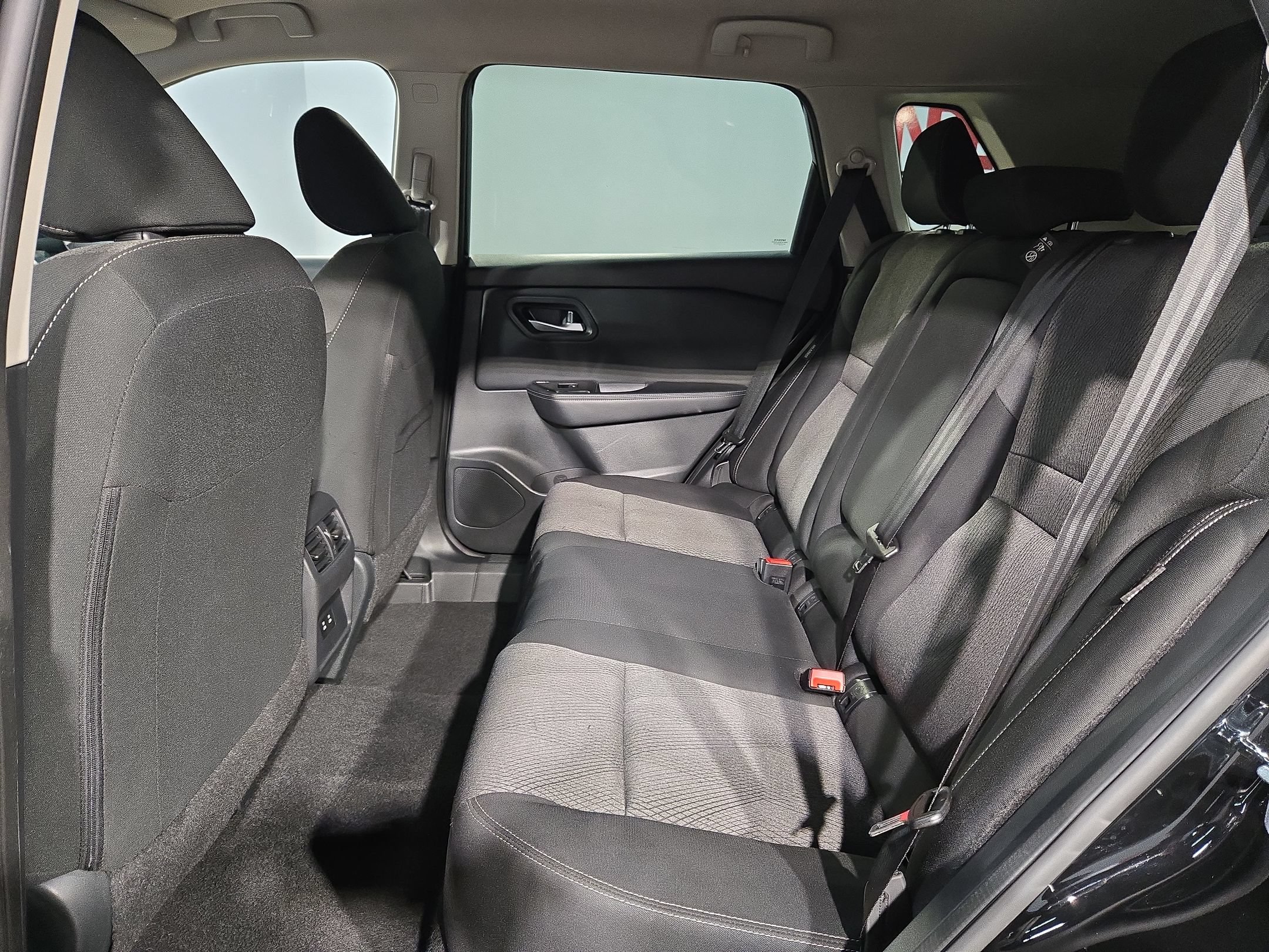 Used 2025 Nissan Rogue SV FWD image 35
