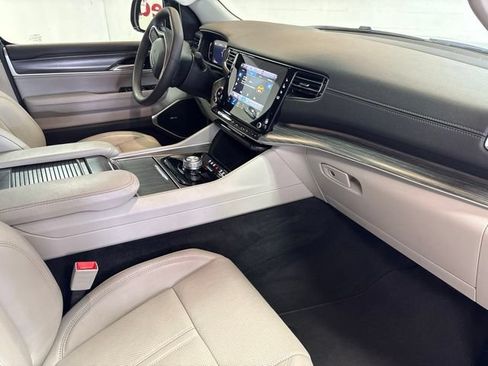 Used 2024 Jeep Wagoneer L Series II RWD image 12