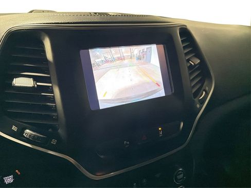 Used 2021 Jeep Cherokee Latitude Plus image 21