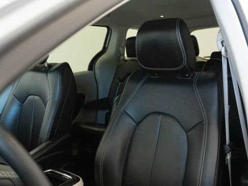 Used 2024 Chrysler Pacifica Touring-L FWD image 19