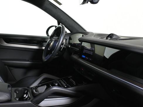 Used 2024 Porsche Cayenne Turbo AWD/4WD image 9