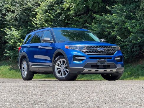 Used 2022 Ford Explorer XLT w/ Equipment Group 202A AWD/4WD image 2