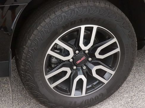 Used 2024 GMC Yukon XL AT4 w/ Technology Package AWD/4WD image 8