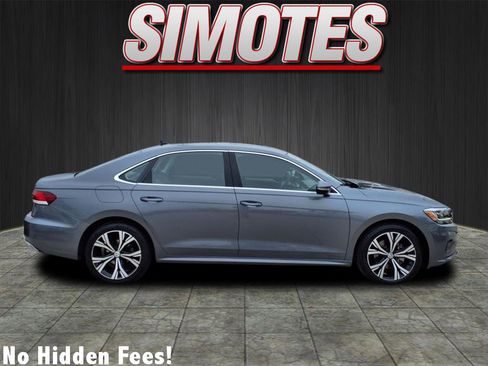 Used 2022 Volkswagen Passat 2.0T SE image 2
