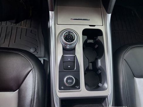Used 2023 Ford Explorer XLT w/ Equipment Group 202A AWD/4WD image 16