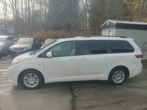 Used 2015 Toyota Sienna XLE image 3