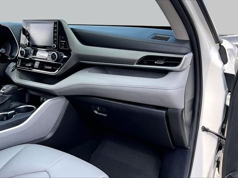 Used 2021 Toyota Highlander XLE FWD image 19