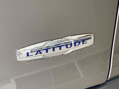 Used 2016 Jeep Cherokee Latitude AWD/4WD image 12