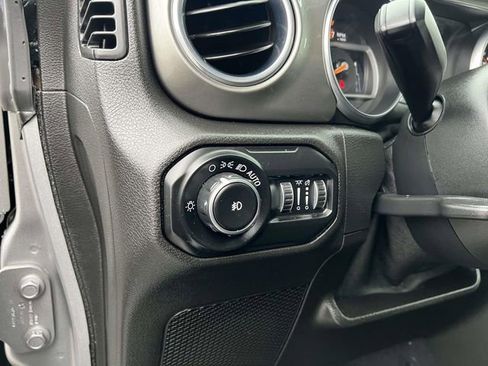 Used 2019 Jeep Wrangler Unlimited Sahara image 13