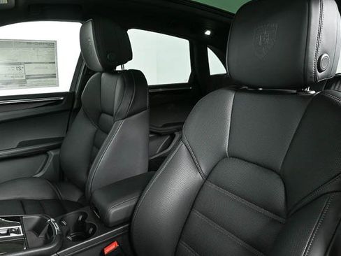 Certified 2025 Porsche Macan image 5