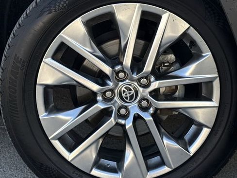 Used 2021 Toyota RAV4 XLE Premium image 10