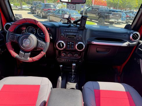 Used 2014 Jeep Wrangler Unlimited Rubicon w/ Connectivity Group AWD/4WD image 15