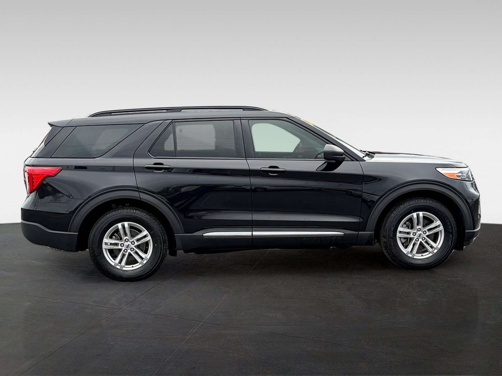 Used 2021 Ford Explorer XLT w/ Class III Trailer Tow Package AWD/4WD image 4