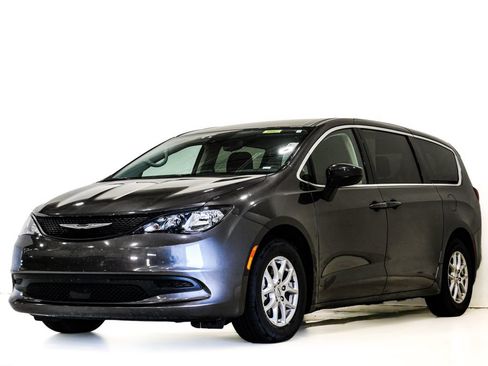 Used 2023 Chrysler Voyager LX FWD image 3