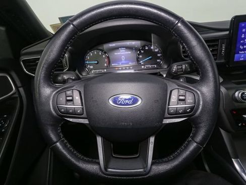 Used 2020 Ford Explorer XLT w/ Equipment Group 202A AWD/4WD image 30