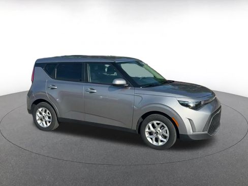 Used 2025 Kia Soul LX w/ LX Technology Package FWD image 2