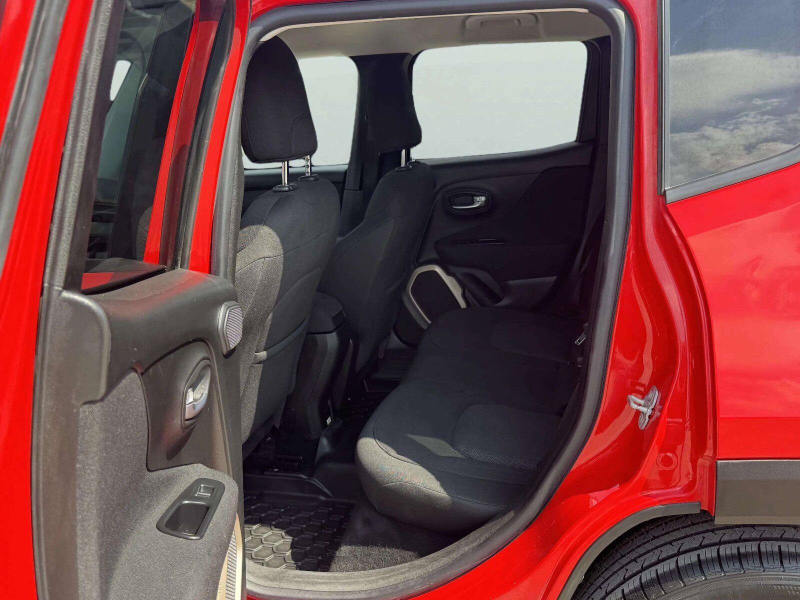 Used 2015 Jeep Renegade Latitude w/ Popular Equipment Group FWD image 33