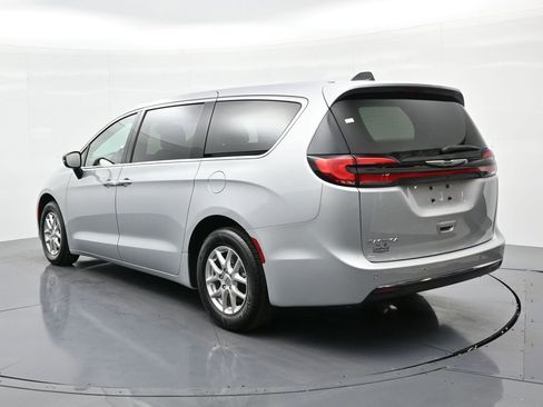 Used 2024 Chrysler Pacifica Touring-L image 8