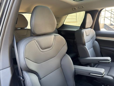 Used 2025 Volvo EX90 Plus AWD/4WD image 38