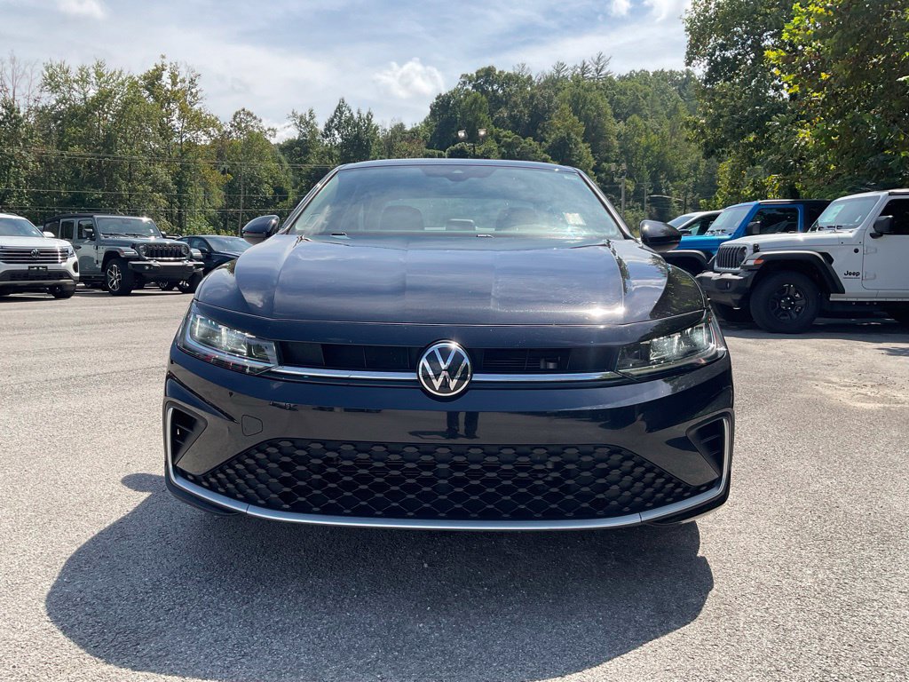 Used 2025 Volkswagen Jetta SE FWD image 2