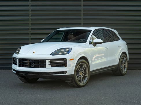 Certified 2024 Porsche Cayenne AWD/4WD image 1