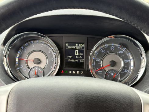 Used 2016 Chrysler Town & Country Touring-L w/ Driver Convenience Group FWD image 33