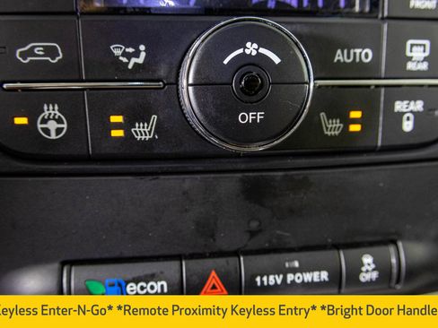 Used 2016 Chrysler Town & Country Touring-L w/ Driver Convenience Group image 12