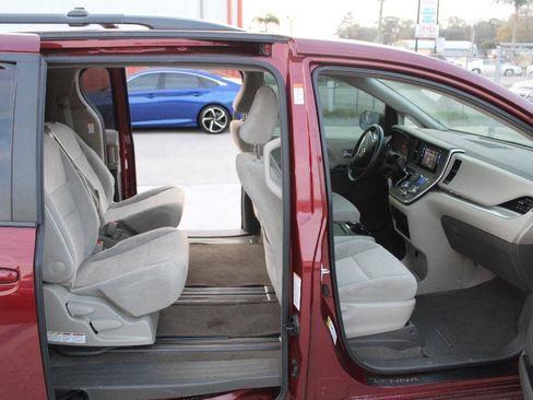 Used 2016 Toyota Sienna LE FWD image 11