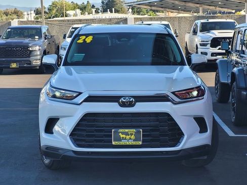 Used 2024 Toyota Grand Highlander AWD image 2