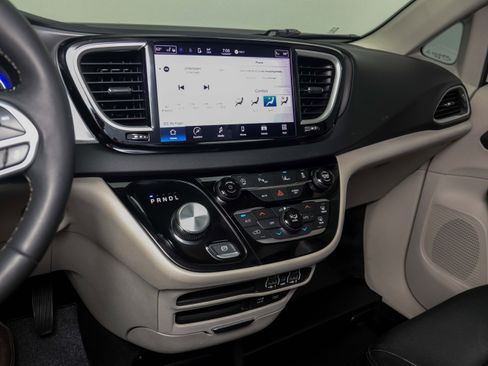 Used 2022 Chrysler Pacifica Touring-L FWD image 29