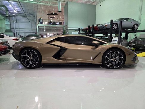 Used 2024 Lamborghini Revuelto AWD/4WD image 3