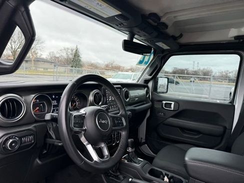 Used 2022 Jeep Wrangler Unlimited Sahara AWD/4WD image 9