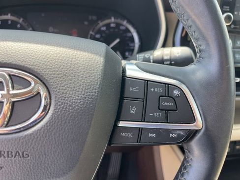 Used 2021 Toyota Highlander XLE FWD image 19