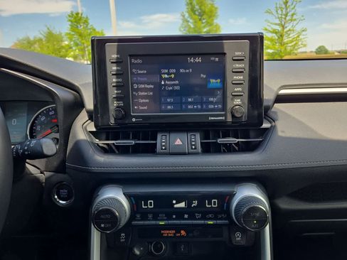 Used 2020 Toyota RAV4 XLE Premium FWD image 28