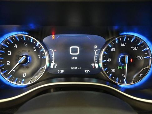 Used 2023 Chrysler Pacifica Touring-L image 6