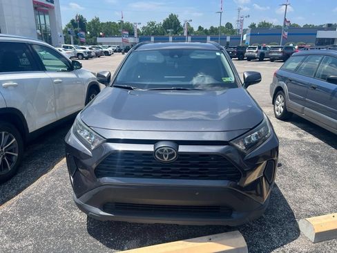 Used 2019 Toyota RAV4 LE AWD/4WD image 2