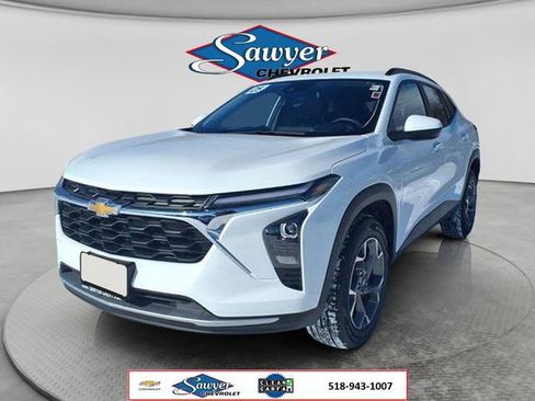 Used 2025 Chevrolet Trax LT w/ Driver Confidence Package FWD image 3