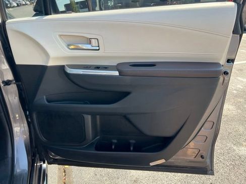 Used 2022 Toyota Sienna Platinum AWD/4WD image 36