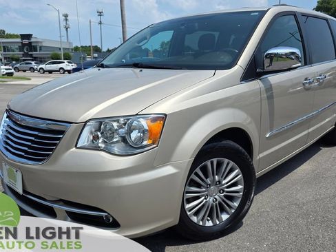 Used 2016 Chrysler Town & Country Touring-L FWD image 1