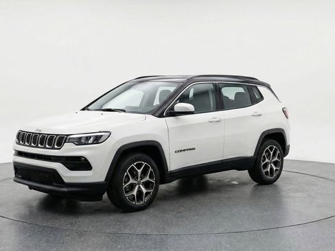 Used 2025 Jeep Compass Limited image 3