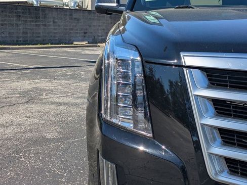 Used 2019 Cadillac Escalade 2WD image 9