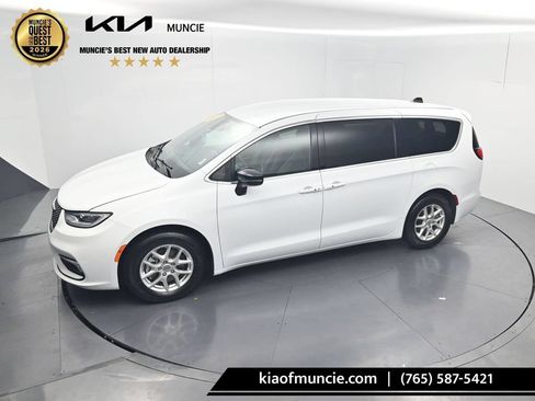 Used 2025 Chrysler Pacifica Select FWD image 44
