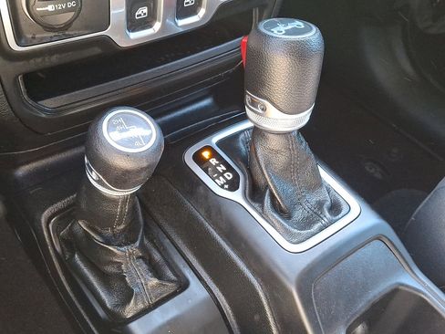 Used 2018 Jeep Wrangler Sport AWD/4WD image 13