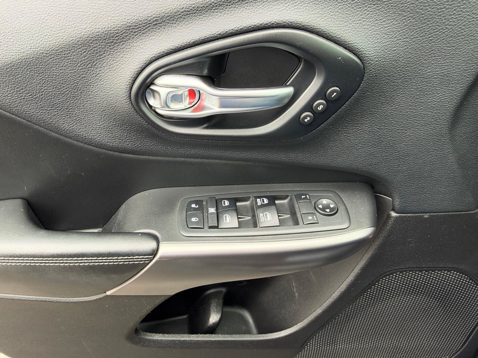 Used 2019 Jeep Cherokee Limited FWD image 20